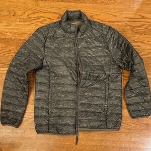 Amazon Essentials Men's Dark Patterned Puffer Jacket